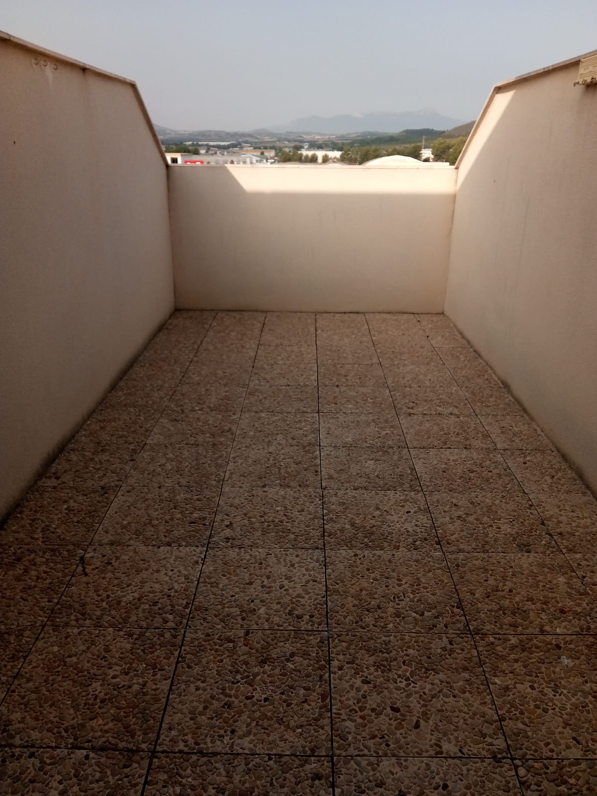 17-04-2019_Trastero con terraza Foto 3. Terraza.jpg